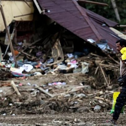 Sem fogos de Ano Novo na Indonésia, luto por vítimas de enchentes em Sumatra
