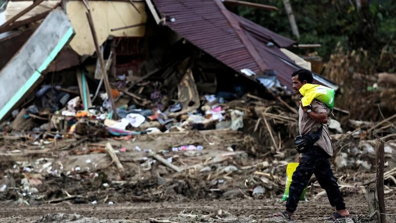 Sem fogos de Ano Novo na Indonésia, luto por vítimas de enchentes em Sumatra