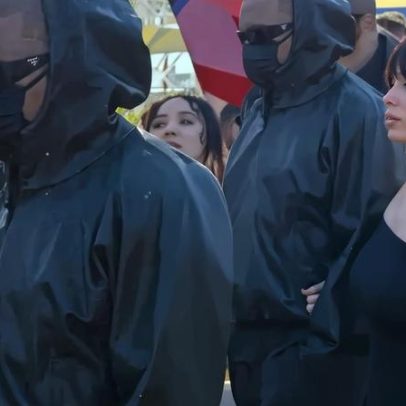 Bianca Censori acompanha Kanye West e filhos em passeio no Disneyland