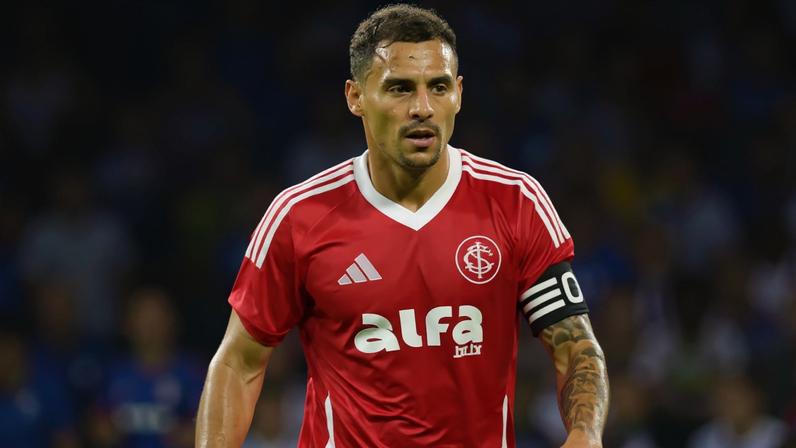 Alan Patrick, Halter e Camutanga lamentam resultados de Inter e Vitória (Fotos: Joisel Amaral/Agif/Gazeta Press e Jota Erre/Agif/Gazeta Press)