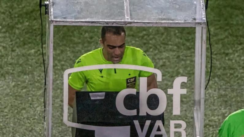 Árbitro revisando a imagem do VAR durante uma partida do Campeonato Brasileiro. (Foto: Maga Jr/Agência F8/Gazeta Press)