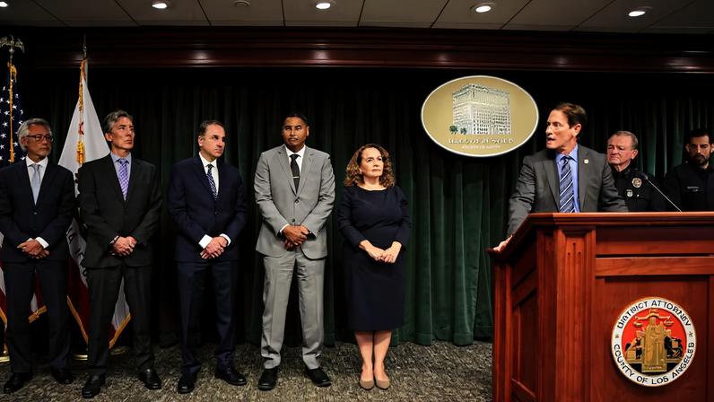 Promotoria acusa Nick Reiner de dois cargos de assassinato por matar os pais