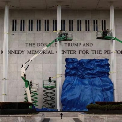 A obsessão de Trump em colocar seu nome em tudo é sem precedentes nos EUA