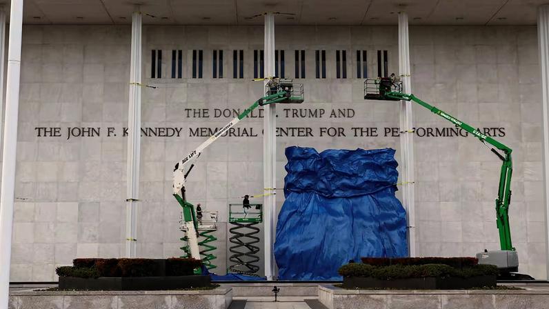 Operarios añaden el nombre de Trump al Kennedy Center, el pasado viernes, en Washington.