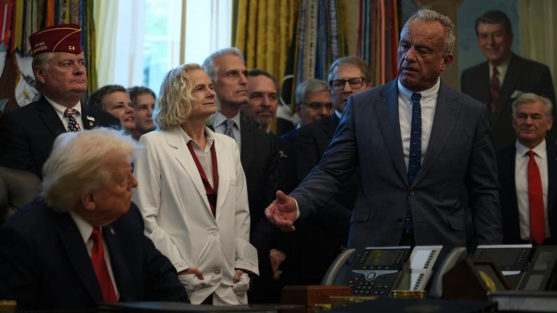 Donald Trump escucha a su secretario de Salud, Robert F. Kennedy Jr., durante la ceremonia de la firma de la reclasificación de la marihuana, este jueves en el Despacho Oval.