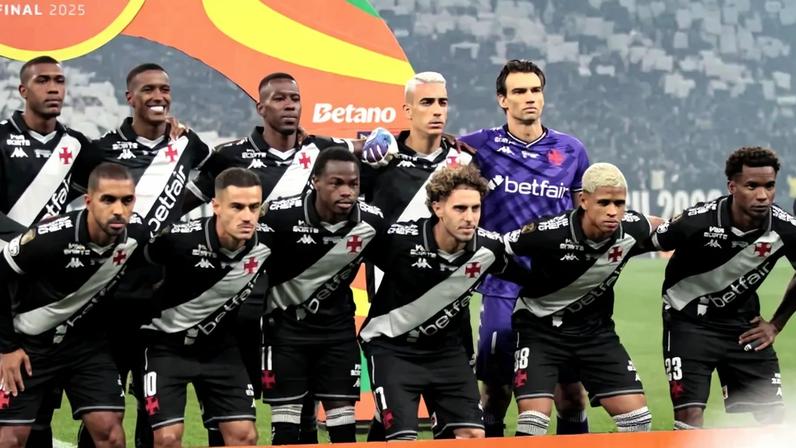 Time do Vasco posado antes de enfrentar o Corinthians, valida pela final da Copa do Brasil 2025