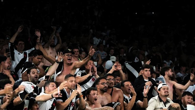 Torcida do Vasco faz festa no Maracanã em jogo contra o Fluminense (Foto: Delmiro Junior / Photo Premium / Gazeta Press)