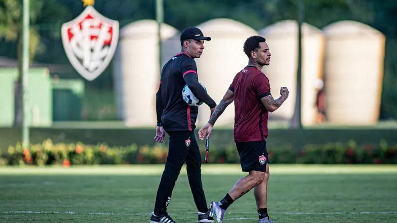 Jair Ventura e Matheuzinho em treino do Vitória (Foto: Victor Ferreira / EC Vitória)