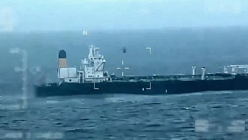 Vídeo divulgado pelos EUA mostra apreensão de segundo petroleiro na costa da Venezuela