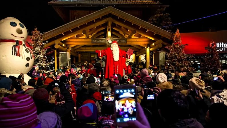 Papai Noel na Vila do Papai Noel, em Rovaniemi, na Finlândia • Lapland Material Bank/Visit Rovaniemi