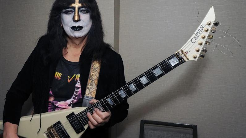 Ex-guitarrista do Kiss diz que single de US$250 vale mais que a maioria dos álbuns