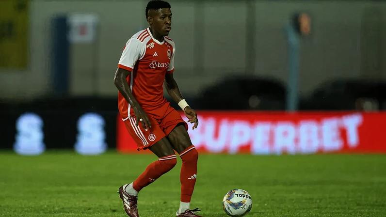 Vitão tem números comparados aos principais zagueiros do Flamengo