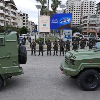 Síria impõe toque de recolher em Latakia após protestos violentos, diz mídia estatal