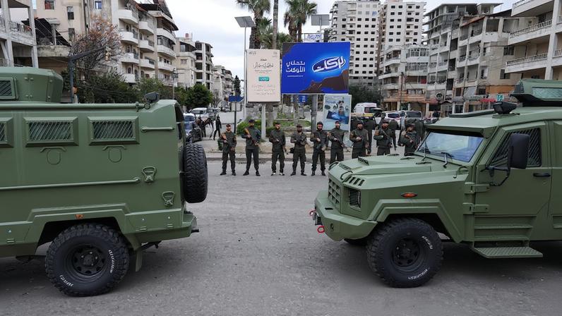 Síria impõe toque de recolher em Latakia após protestos violentos, diz mídia estatal