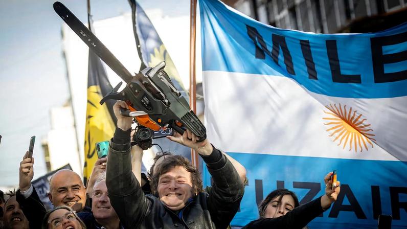 Milei, a meio mandato: entre cortes no Estado argentino e apoio a Trump