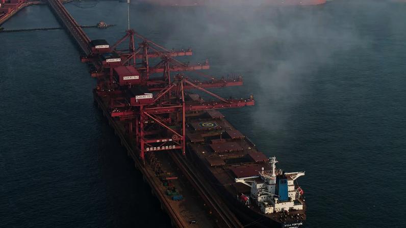 Gigante de minério de ferro da China diz que especulação superaqueceu os preços | Porto de Qingdao: atual ressurgimento de um “falso aquecimento” nos preços do minério é fruto de operações especulativas, alertou a CMRG. (Bloomberg)