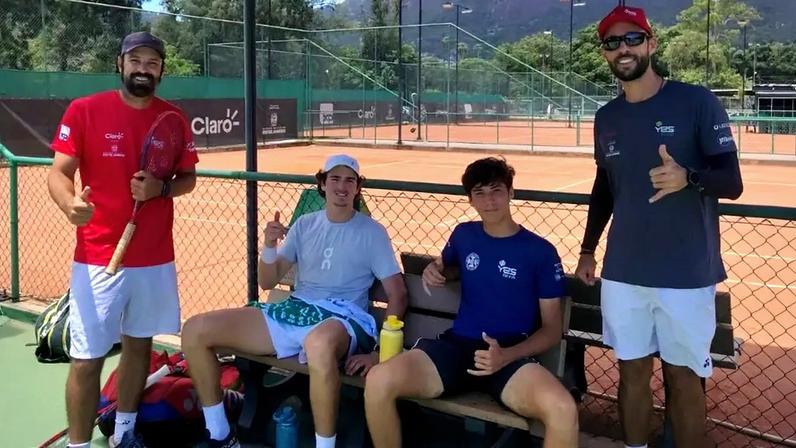 João Fonseca, Daniel Wendel e Guilherme Teixeira durante treino na Yes Tennis (Divulgação)