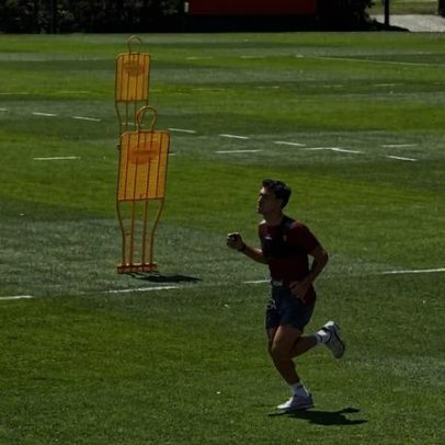 Dinenno corre no gramado e recebe aplausos da equipe antes da despedida no São Paulo