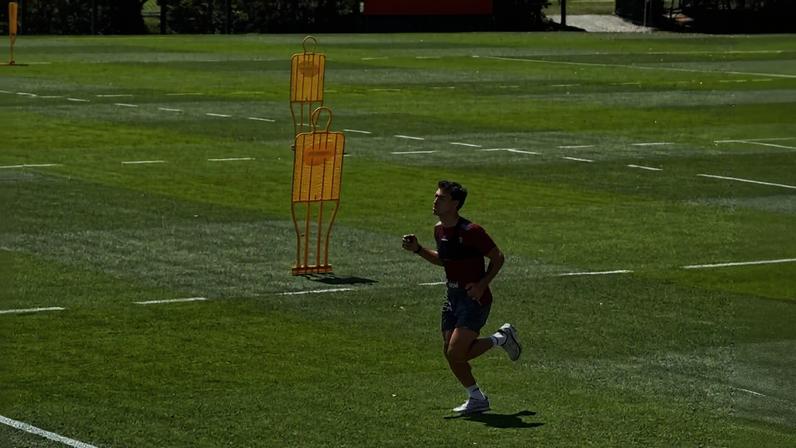 Dinenno corre no gramado antes de voltar a treinar (Foto: Izabella Giannola/ Lance!)