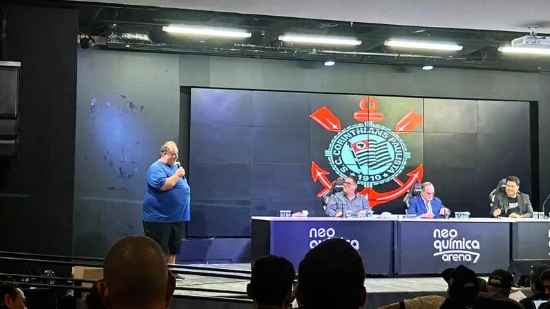 Presença de aliada de Augusto Melo gera tensão em audiência do Corinthians