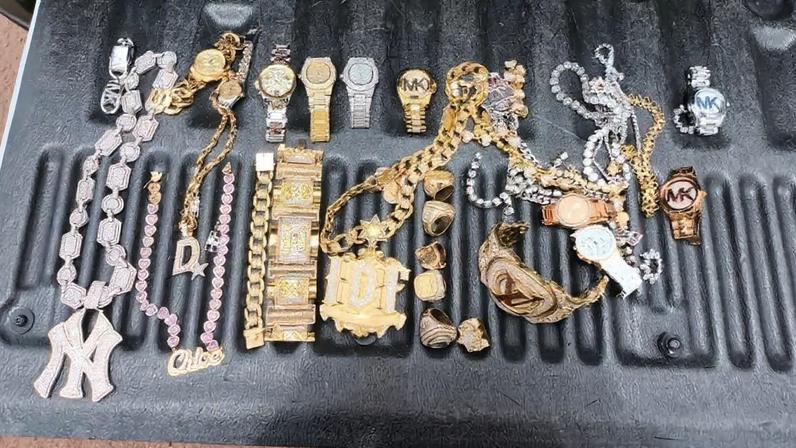 Joias com alusão ao traficante "Peixão" foram encontradas em veículos • PRF
