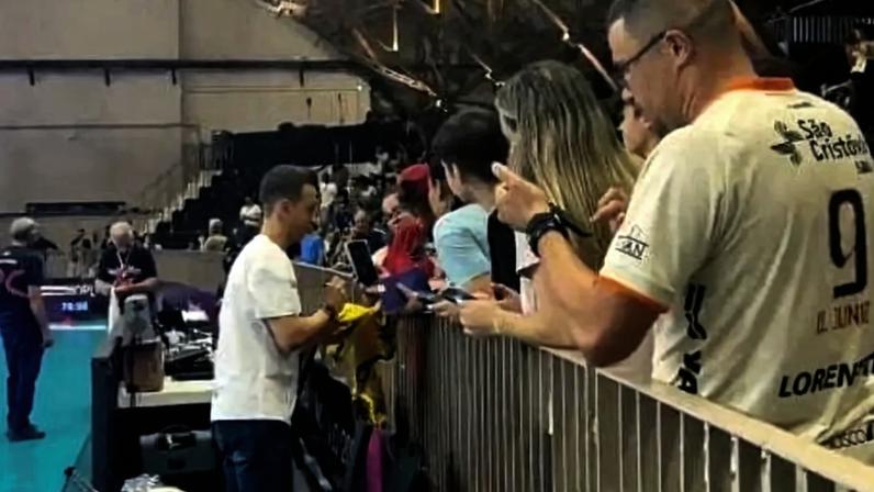 Danielle Santarelli autografando camisa de torcedores (Foto: Isabella Zuppo/Lance!)