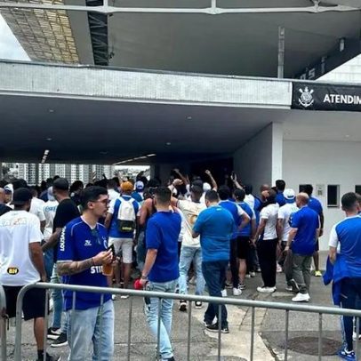 Torcida do Cruzeiro anima a Neo Química Arena antes do jogo contra o Corinthians