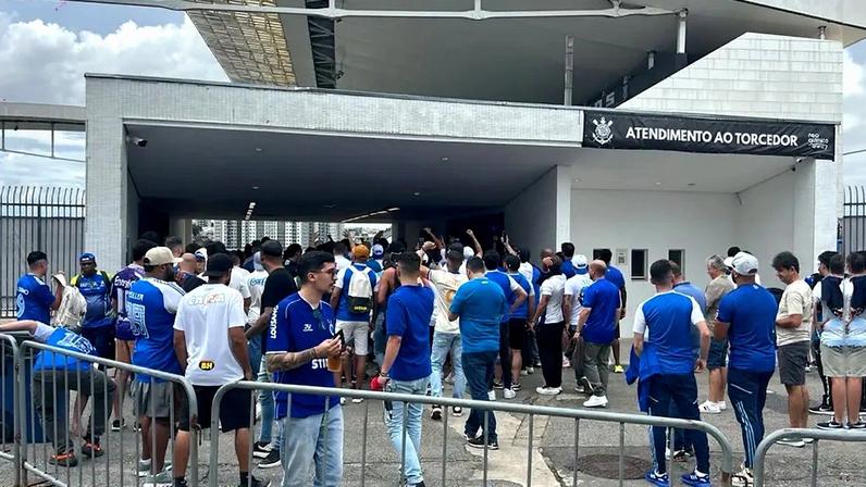 Torcida do Cruzeiro começa a entrar na Neo Química Arena (Foto: Thiago Braga/Lance!)