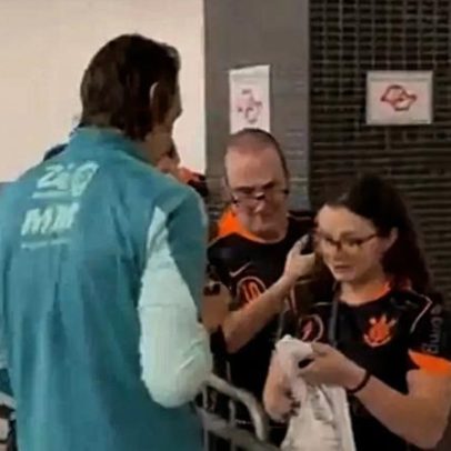 Cássio atende torcedores do Corinthians com fotos e autógrafos após eliminação