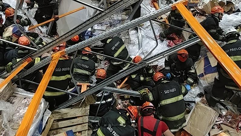 Operador de empilhadeira ficou ferido após ser atingido pelo desabamento de cerca de 80 toneladas de produtos congelados