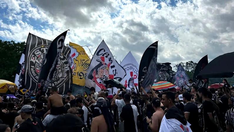 Torcida do Corinthians foi ao CT apoiar o elenco antes da final (Foto: Guilherme Lesnok/ LANCE!)