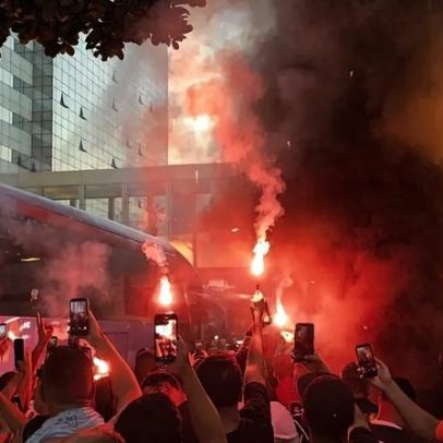 Corinthians chega ao Rio de Janeiro com sinalizadores e turistas surpresos