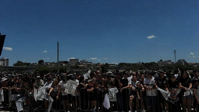 Torcida do Corinthians pronta para festa (Foto: Guilherme Lesnok/ Lance!)
