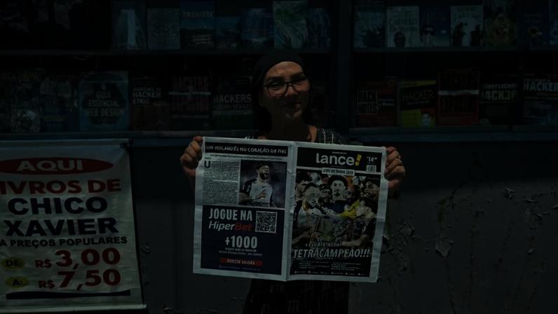 Elaine Ribeiro, torcedora do Corinthians, com a revista-pôster do LANCE! (Foto: Guilherme Lesnok/LANCE!)