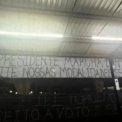 Sócios protestam no Parque São Jorge e criticam Osmar Stabile no Corinthians