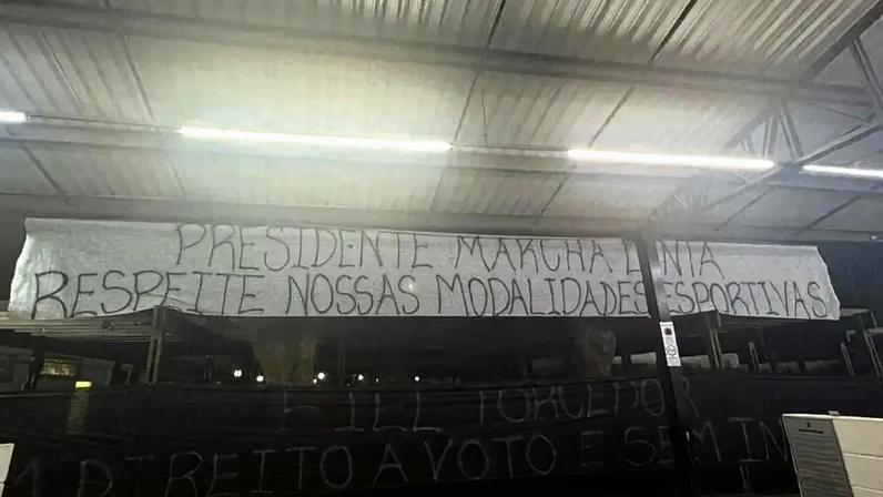 Faixas de protestos no Parque São Jorge (Foto: Reprodução)