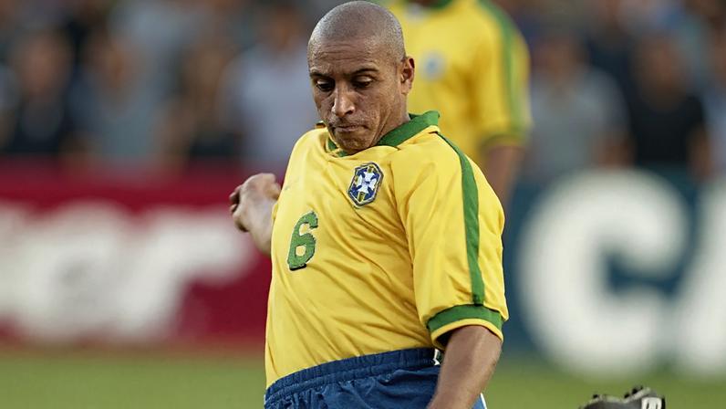 Roberto Carlos durante uma partida de futebol.