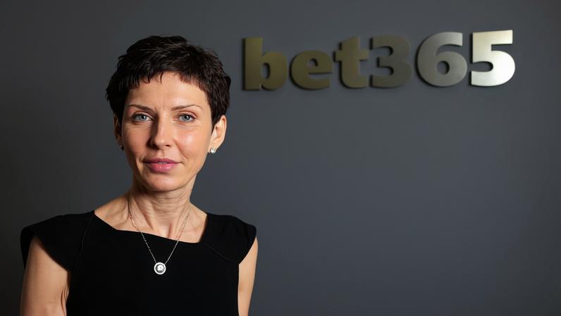 Denise Coates, fundadora da Bet365 | Empresária recebeu em 2025 seu maior pacote total de remuneração desde 2021, de acordo com dados compilados pela Bloomberg. (Foto: Reprodução/Facebook)
