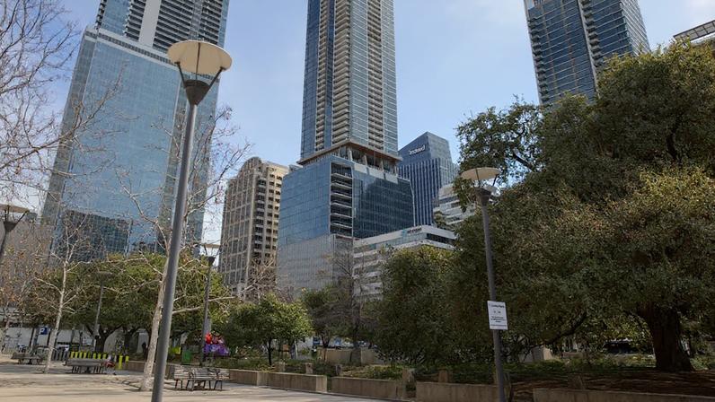 Oferta de imóveis de luxo reduz aluguéis e desafia lógica do mercado nos EUA