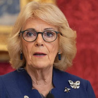Camilla, rainha consorte, relata ter sido atacada por um homem na adolescência