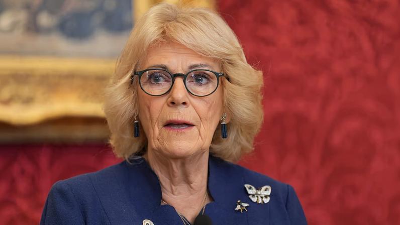 Camilla, rainha consorte, relata ter sido atacada por um homem na adolescência