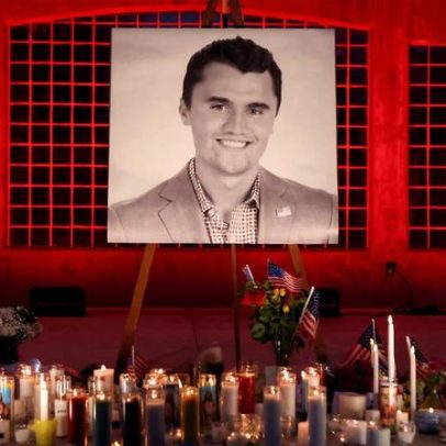 Juiz autoriza divulgação de transcrição redigida do caso Charlie Kirk