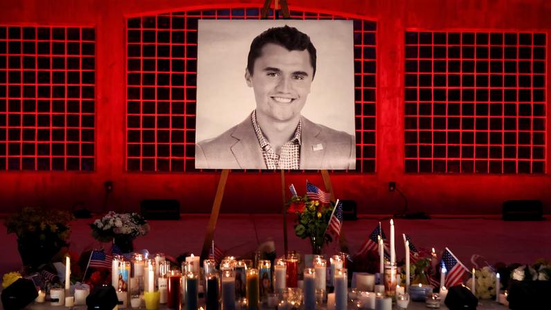 Juiz autoriza divulgação de transcrição redigida do caso Charlie Kirk