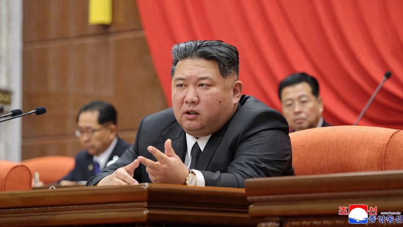 Kim Jong Un supervisiona teste de míssil de longo alcance e submarino nuclear