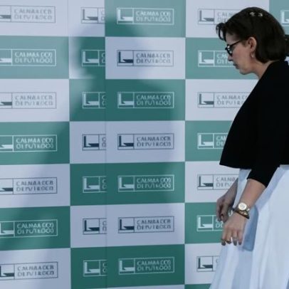 CCJ aprova cassação do mandato de Carla Zambelli; plenário decidirá
