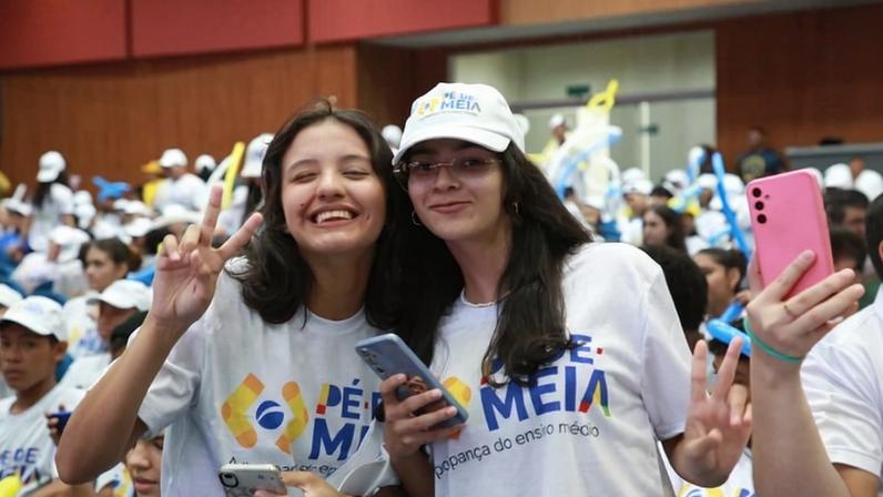 Estudantes com camisetas e bonés do Pé-de-meia, programa que está entre os destaques do MEC no evento. Divulgação/MEC