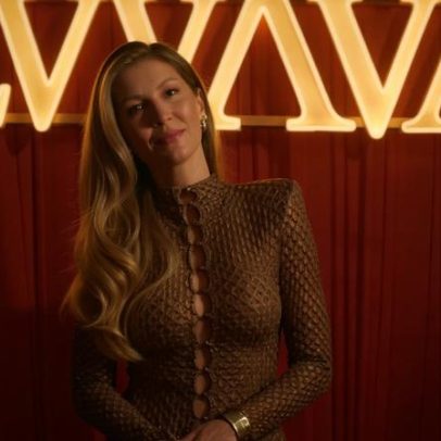 Gisele Bündchen usa vestido bronze para evento no Brasil