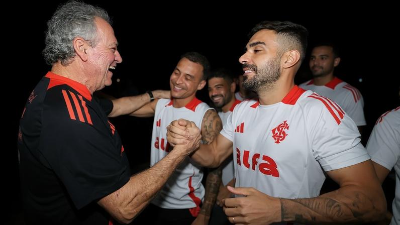 Abel Braga na volta ao Internacional conversa com Thiago Maia (Foto: Ricardo Duarte/SC Internacional)