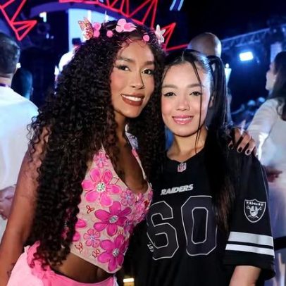 Filha caçula de Belo curte cruzeiro com irmã de Gracyanne