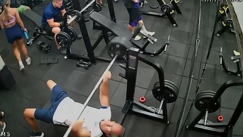 Homem morre após ser atingido por barra de supino em academia